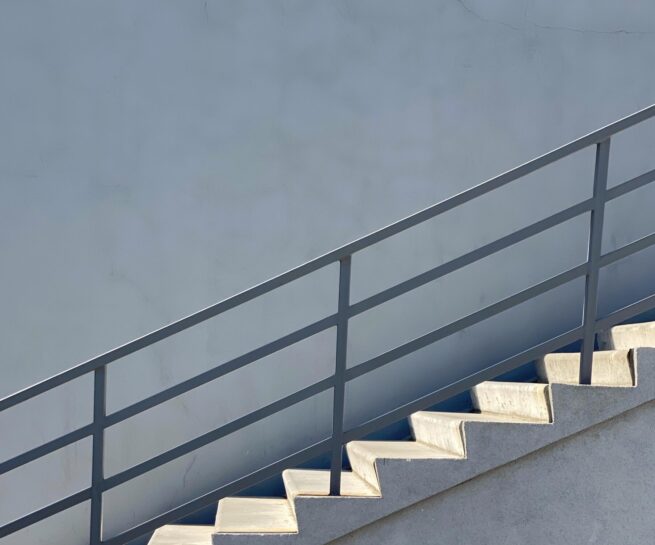 En bild på en trappa som symboliserar tio steg mot en effektiv krishantering och hur du förebygger kostsamma kriser