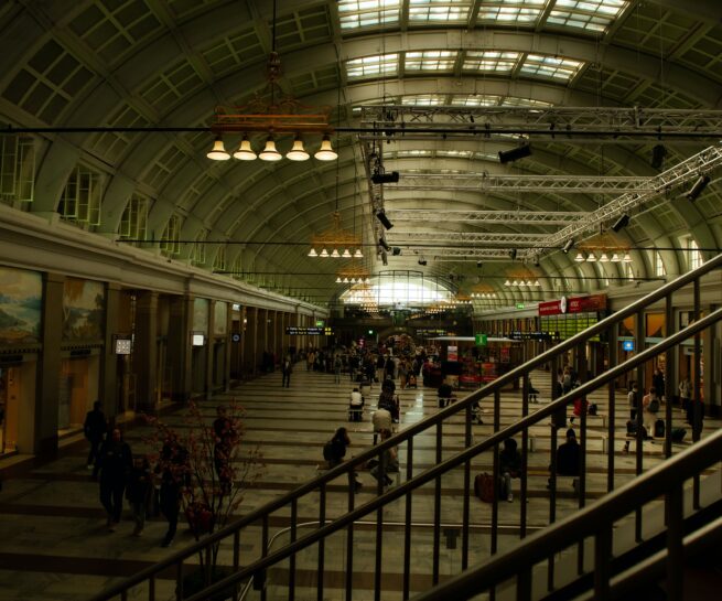 Bild på Stockholm Centralstation där det är mycket folk