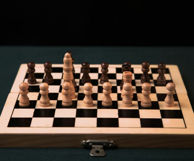 Bild på ett schackbräde med grön och svart bakgrund.